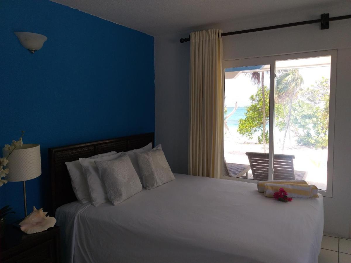 Whitby Pelican Beach Hotel מראה חיצוני תמונה