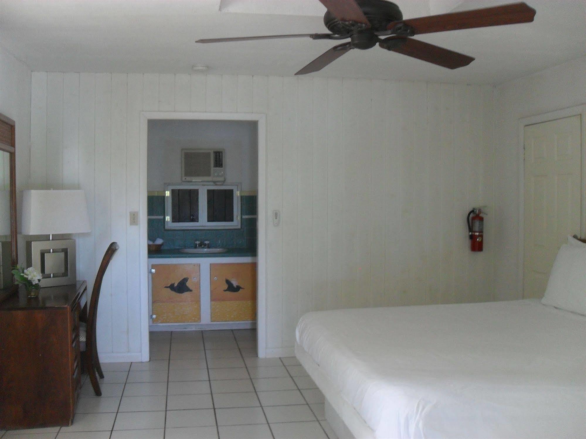 Whitby Pelican Beach Hotel מראה חיצוני תמונה