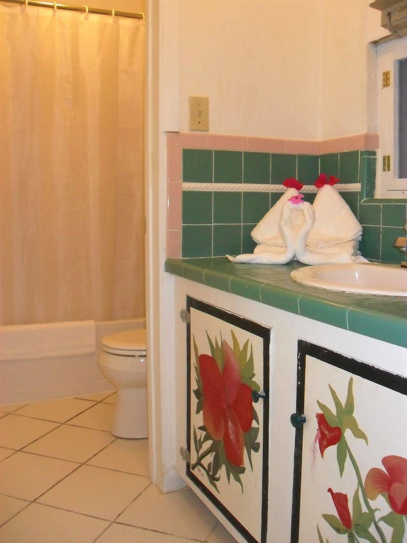 Whitby Pelican Beach Hotel מראה חיצוני תמונה